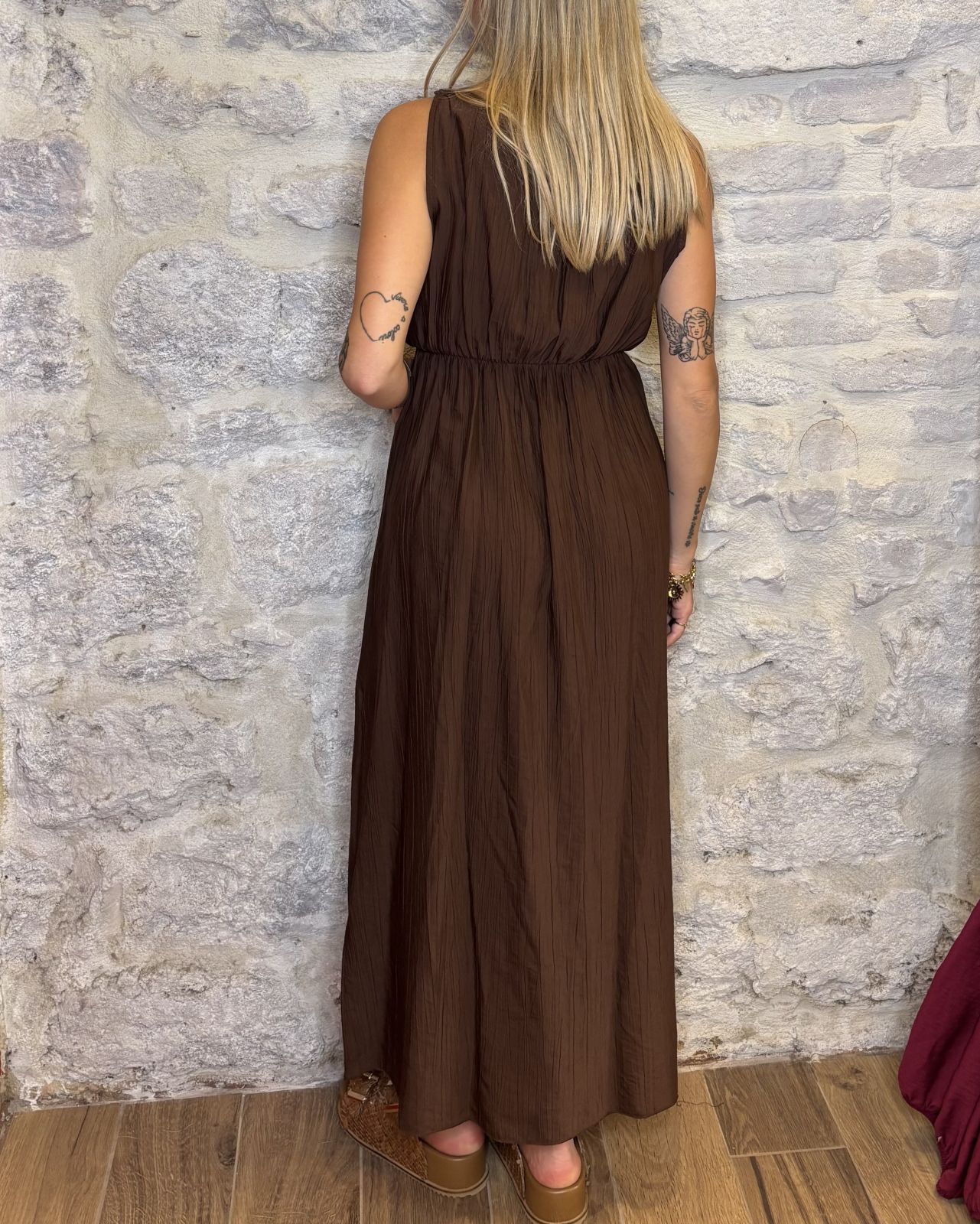 NUMERO6 SELECTION abito goffrato con spacchi cioccolato Image