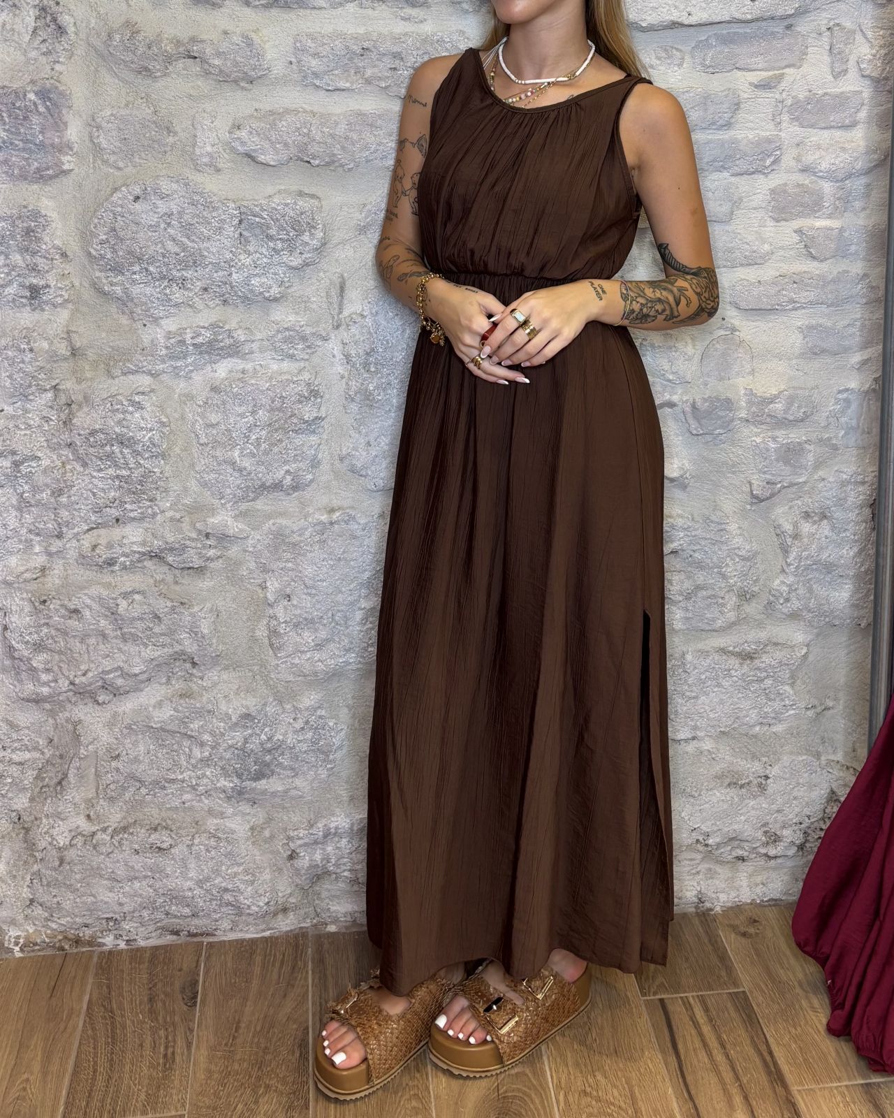 NUMERO6 SELECTION abito goffrato con spacchi cioccolato Image