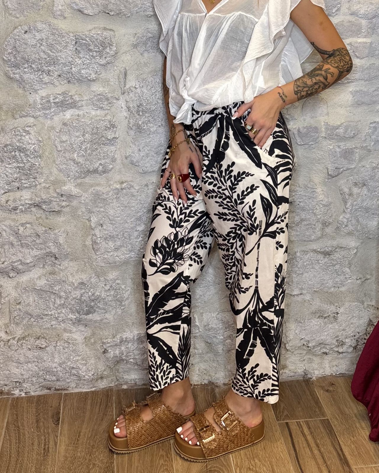 NUMERO6 SELECTION pantalone baggy elastico fiori nero Image