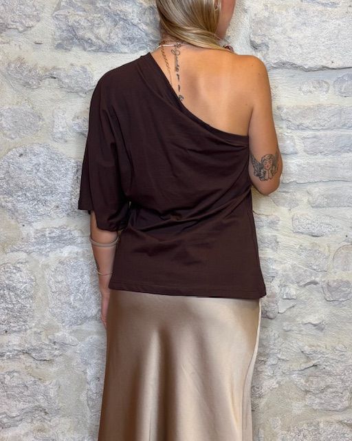 TENSIONE IN t-shirt in cotone monospalla moro Image