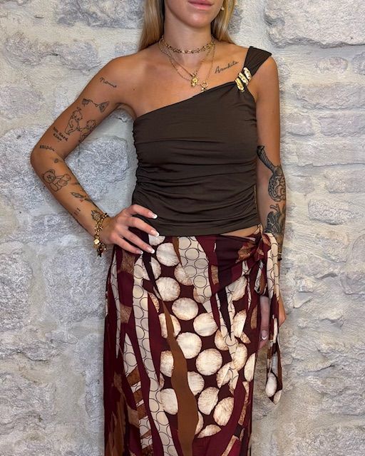 SUSY MIX top crop monospalla moro con accessorio Image