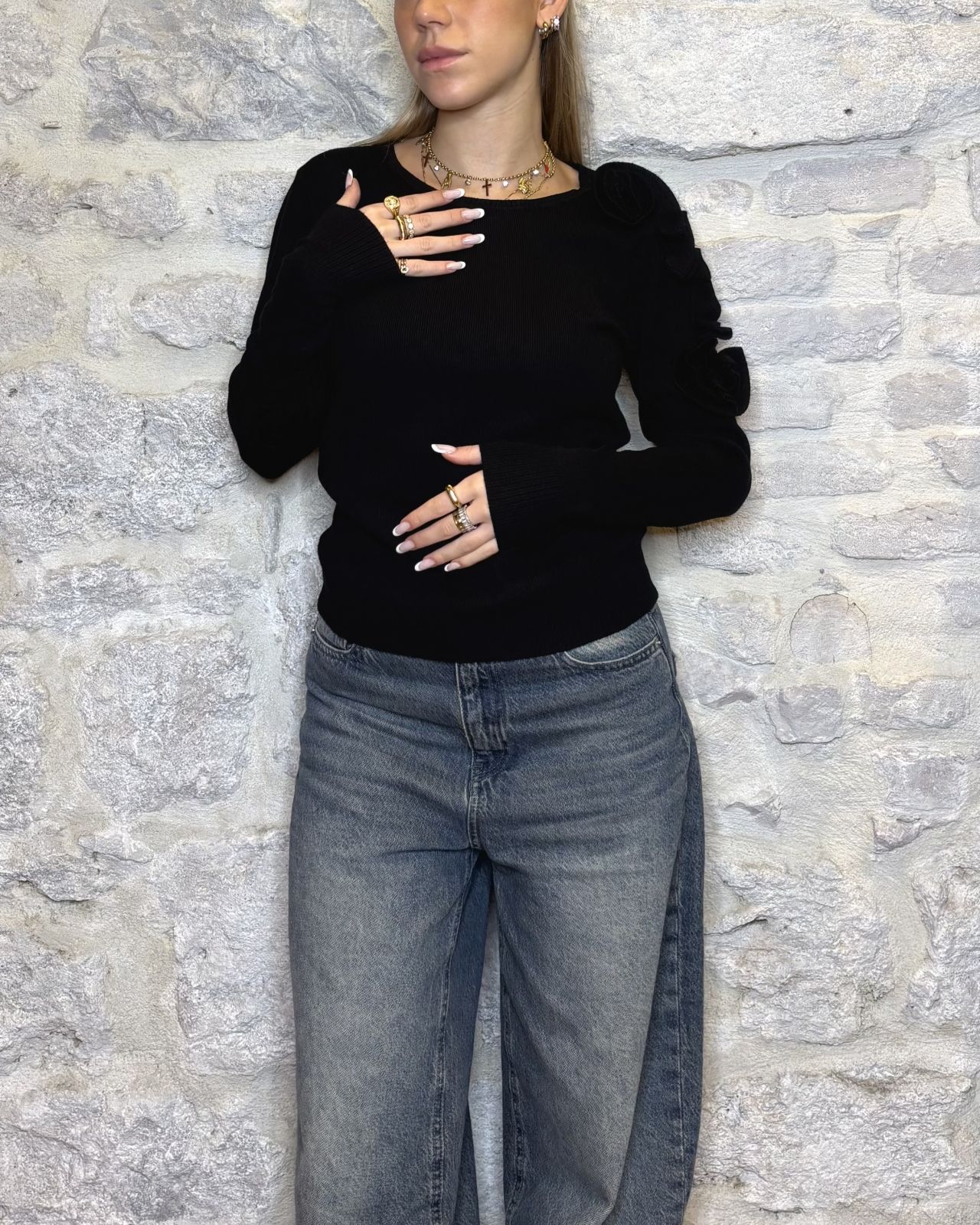 SUSY MIX maglia scollo a madonna con rose nero Image