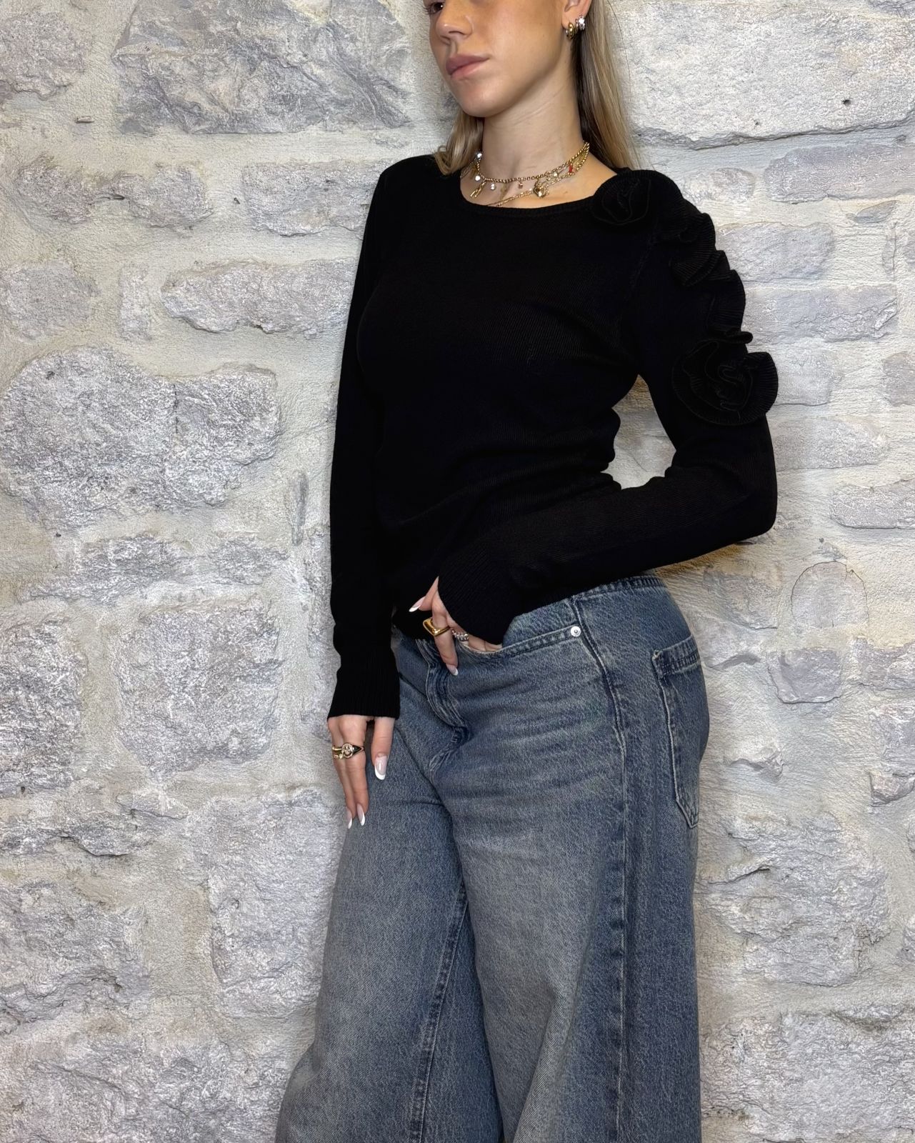 SUSY MIX maglia scollo a madonna con rose nero Image