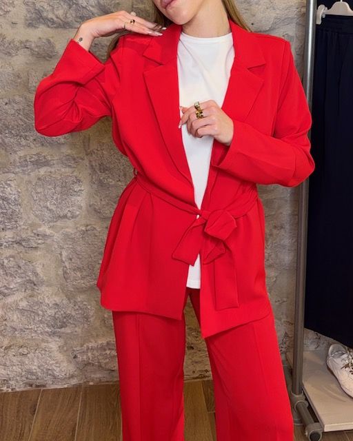 SUSY MIX set coordinato in crepe rosso pantalone e giacca con cintura Image