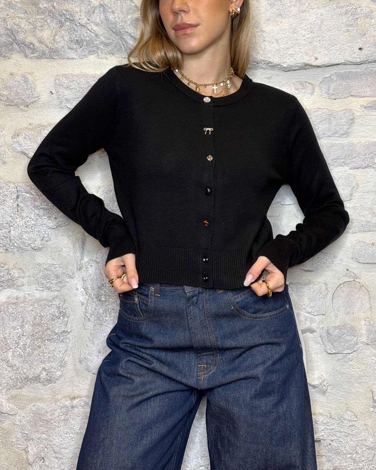 Maglioncino crop bottoni diversi nero Image