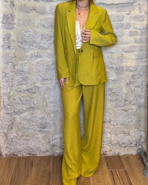 TENSIONE IN coordinato giacca e pantalone goffrato ocra Image