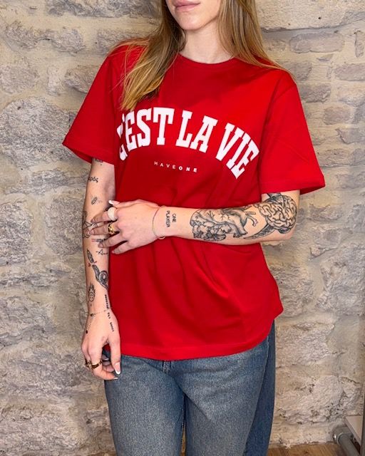 HAVE ONE t-shirt rossa con scritta C'EST la VIE Image