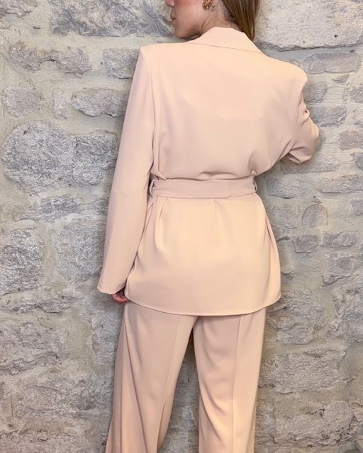SUSY MIX set coordinato in crepe rosa pantalone e giacca con cintura Image