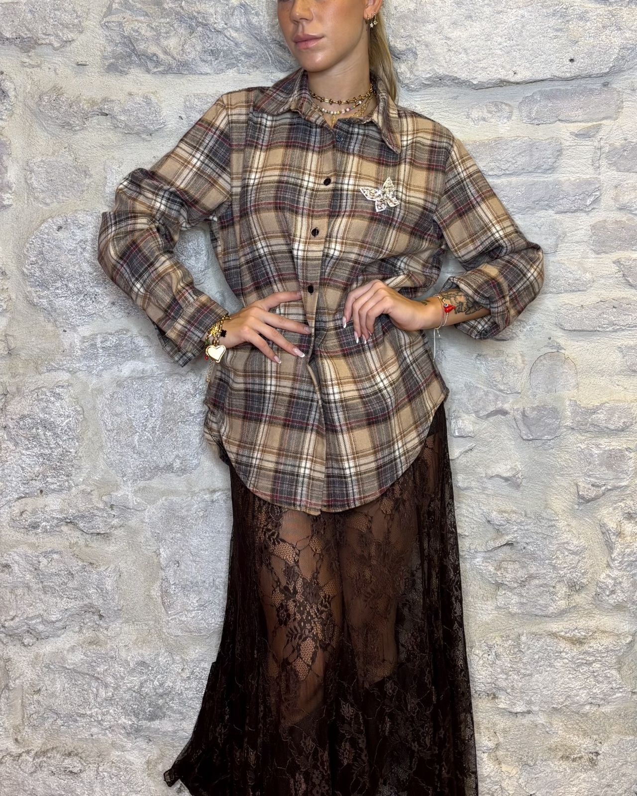 NUMERO6SELECTION Camicia check caramello con spilla Image
