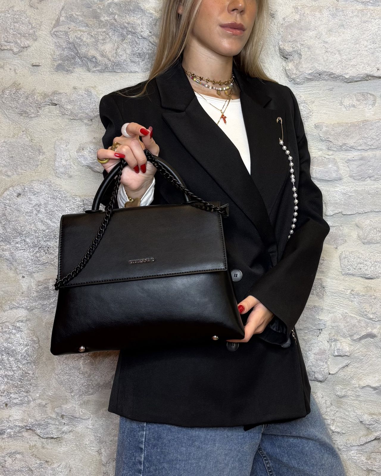 VIVIENNE D borsa in ecopelle con catena nero Image